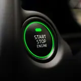 Przycisk "START STOP ENGINE" świeci na zielono. Czy można odpalać diesla od benzyny? To pytanie, na które ten przycisk nie odpowie.