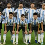 Drużyna narodowa Argentyny, znana z pasji do futbolu, prezentuje się w swoich charakterystycznych niebiesko-białych strojach.