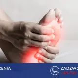 Dłoń uciska bolącą stopę, wskazując na zapalenie ścięgien objawy.