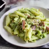 Penne z kremowym sosem brokułowym i kawałkami szynki. Pyszne danie, które zachwyci każdego miłośnika makaronu z brokułami.