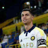 Cristiano Ronaldo w koszulce Al Nassr na tle trybun stadionu.