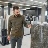 Płytki granitowe, fornir, płyty węglowe: Ekspert radzi, co wybrać!