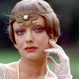 Ewa Szykulska w filmach, w stylizacji z lat 20. z opaską na głowie i koronkową rękawiczką.
