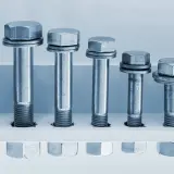 Varios tornillos con arandelas, de diferentes tamaños, listos para su par apriete m8.