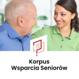 Uśmiechnięta opiekunka wspiera starszego pana. Profesjonalna pomoc dla seniora Kraków.