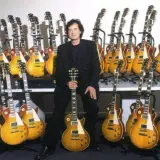 Jimmy Page, entouré de sa collection de guitares, dont une guitare iconique de Jimmy Page.