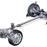Układ napędowy 4x4 z dyferencjałem Haldex, pokazujący wał napędowy, zawieszenie i koła.