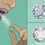 So wie erkennt man Diamanten als Laie: Ein echter Diamant beschlägt nicht lange. Ein gefälschter bleibt länger beschlagen.