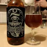 Butelka piwa z etykietą "Dozer" i kieliszek z bursztynowym trunkiem. Czy to najmocniejsze piwo w Polsce?