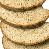 Skivor av mörkt bröd, perfekt för ett gott limpa recept.