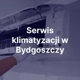 Ręka w białej rękawiczce przykręca śrubokrętem klimatyzator.