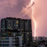 Czy burza w bloku jest groźna? Piorunochrony i ochrona sprzętu