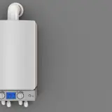 Nowoczesny piec gazowy z wyświetlaczem wskazującym temperaturę 49°C. Urządzenie pracuje w trybie eco, co sugeruje efektywne wykorzystanie energii i minimalizację kondensacji w piecu gazowym.