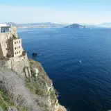 Vue depuis le fort de San Michele à Procida, surplombant la mer bleue. Au loin, des îles et le Vésuve.