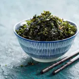 Ciotola di alga nori croccante, condita con semi di sesamo. Perfetta per accompagnare riso o come snack. Ecco alga nori come usarla!