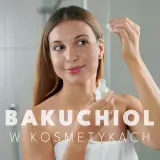 Kobieta aplikuje serum z bakuchiolem, by cieszyć się jego odmładzającymi efektami.