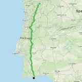 Mapa de Portugal con una ruta verde que va de norte a sur, como una ruta 66 portuguesa. Muestra ciudades como Porto, Coímbra y Lisboa.