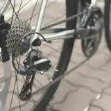 Widok tylnego koła roweru z przerzutką. Dowiedz się, jak wyprostować koło w rowerze, gdy jest lekko scentrowane.