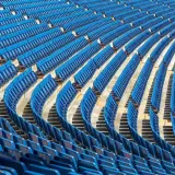 Puste, niebieskie trybuny stadionu. Zastanawiasz się, czy na stadion można wnieść jedzenie?