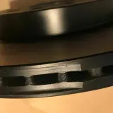 Nahaufnahme einer belüfteten TRW Bremsscheibe. Gute Erfahrung mit TRW Bremsbelägen und Scheiben.