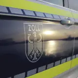 Samochód służbowy Zoll z godłem orła. Zastanawiasz się, ile kiełbasy można przewieźć do Niemiec? Zapytaj celników!