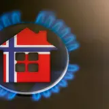 Symbol domu z flagą Norwegii na palniku gazowym. Zastanawiasz się, ile kubików gazu na miesiąc zużywa norweski dom?