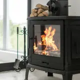 Poêle à bois crépitant, optimisant le pouvoir calorifique du pellet pour une chaleur réconfortante. Un ventilateur et du bois sont prêts à l'emploi.