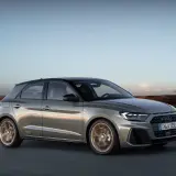 Audi A1 1.0 TFSI en movimiento, con grúas portuarias al fondo. ¿Problemas? Este coche luce impecable.