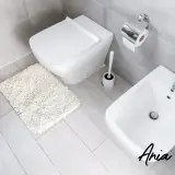 Nowoczesna łazienka z toaletą i bidetem. Bidet służy do higieny intymnej po skorzystaniu z toalety, zapewniając uczucie świeżości.