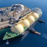 Statek z kulistymi zbiornikami LNG przy terminalu, symbolizujący zmianę dostawcy gazu.