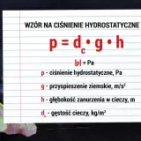 Wzór na ciśnienie hydrostatyczne: p = d<sub>c</sub> * g * h. Oblicza ciśnienie w cieczy.