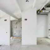 Instalación de falso techo con aire acondicionado y conductos visibles.