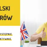 Uśmiechnięta seniorka pokazuje kciuki w górę. Napis "Angielski dla seniorów" sugeruje kurs językowy.