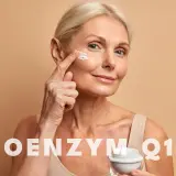 Kobieta aplikuje krem pod oczy. Czy wiesz, co to jest koenzym Q10? To składnik, który może pomóc w pielęgnacji skóry.