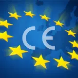 Symbol CE na tle mapy Europy i gwiazd. Oznacza zgodność z normami Unii Europejskiej, co jest kluczowe dla wielu produktów.