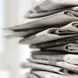Stos gazet, symbolizujący branżę wydawniczą, czeka na skutki zmian w prawie autorskim w 2026 roku.