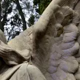 Kamienna anielica pochyla głowę, jej skrzydło otacza jakby w geście pocieszenia. Moje kondolencje.
