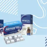 Cajas y blíster de medicamentos Almax para la gastritis y el reflujo sobre fondo azul claro con silueta de estómago.