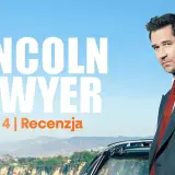 Mickey Haller, prawnik z Lincolna, w garniturze i czerwonym krawacie, na tle błękitnego nieba i kalifornijskiego wybrzeża.