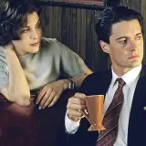 Agent Cooper i tajemnicza kobieta w miasteczku Twin Peaks.