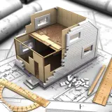 Model domu w budowie na planach architektonicznych, linijka i ołówek. Jak zalegalizować budynek? Zaczynamy od projektu.