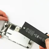 Wymiana baterii iPhone jest potrzebna, gdy jej kondycja spada. Widać tu proces wymiany.