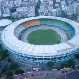 Widok z lotu ptaka na stadion Maracana, imponująca budowla z zieloną murawą i trybunami, których pojemność robi wrażenie.