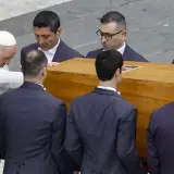 Papież Franciszek pochyla się nad trumną podczas uroczystości, która może być związana z beatyfikacją.