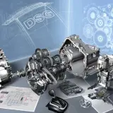 Rozłożony na części mechanizm skrzyni biegów DSG DQ200, z widocznymi trybami, wałkami i schematami technicznymi.