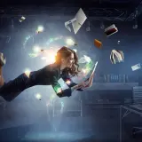Mujer levitando en una oficina, rodeada de ideas brillantes y objetos flotantes. En pleno **flow state**, crea y trabaja con energía.