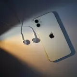 Biały iPhone 11 z słuchawkami, gotowy na premierę.