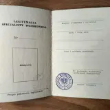 Stara legitymacja specjalisty wojskowego z miejscem na zdjęcie i pieczęcią jednostki.