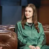 Młoda dziewczyna w zielonej bluzie siedzi na kanapie. Czy to ona, jak ma na imię Bambi?