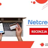 Ręce trzymają kartę i telefon z podsumowaniem zamówienia. Logo Netcredit i przycisk "Recenzja" sugerują szybkie zakupy online.